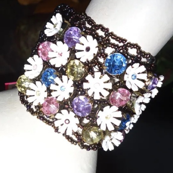 BETSEY JOHNSON GRUNGE GIRLIE DAISY METAL BEADED BRACELET - Picture 8 of 8